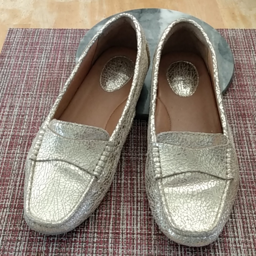 Beautiful gold Clark's artisan flat loafers😍
